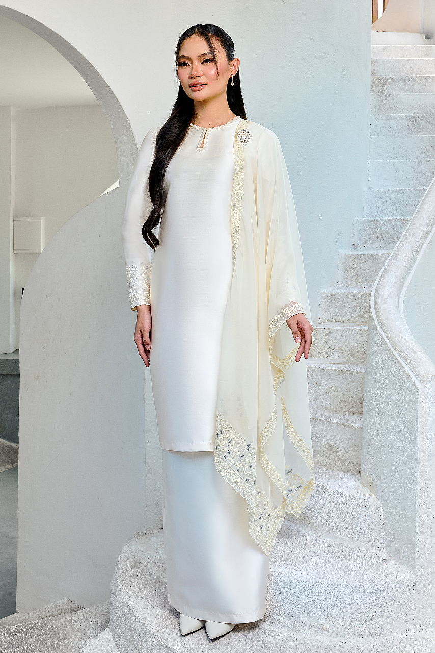 TRIESYA IN YELLOW CREAM