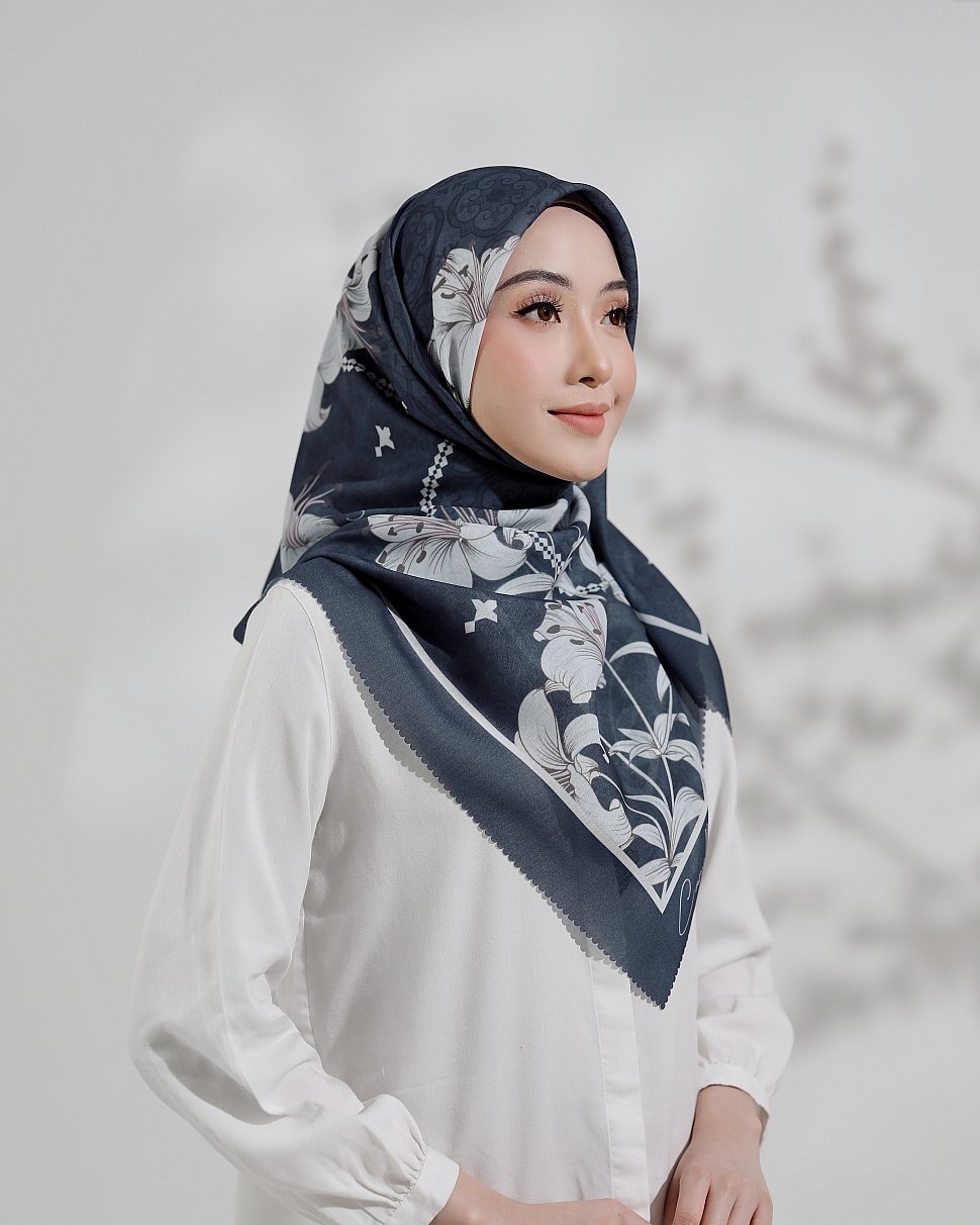 LILY SQUARE IN DEEP OCEAN