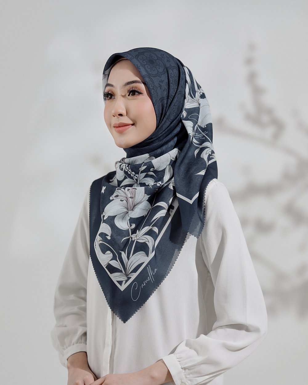 LILY SQUARE IN DEEP OCEAN