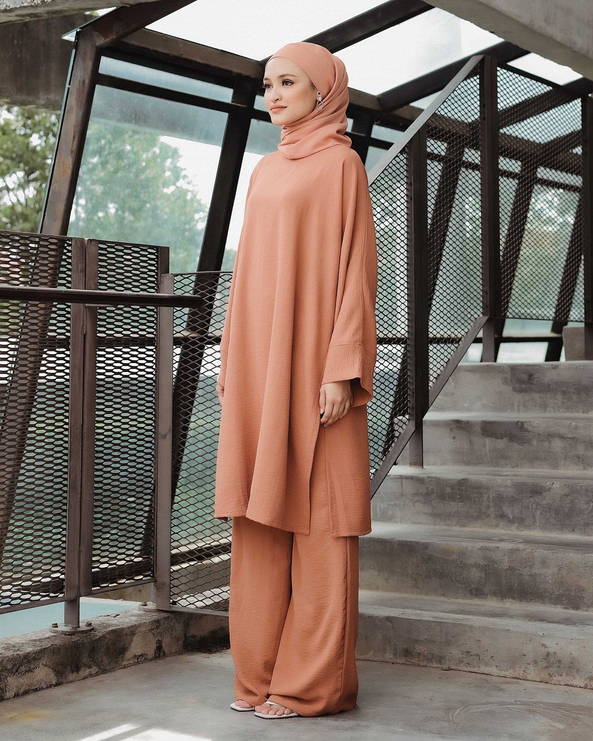 SIDRA SET IN ALMOND