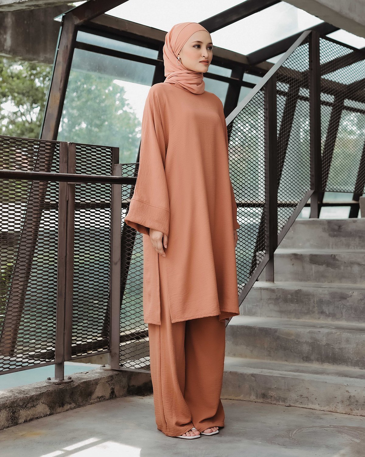 SIDRA SET IN ALMOND