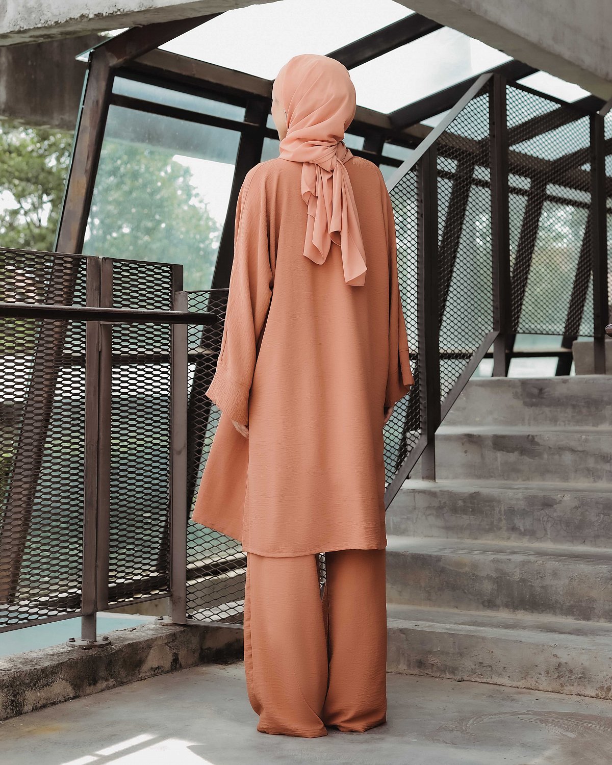 SIDRA SET IN ALMOND