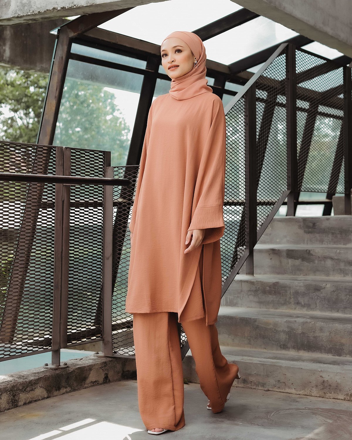 SIDRA SET IN ALMOND