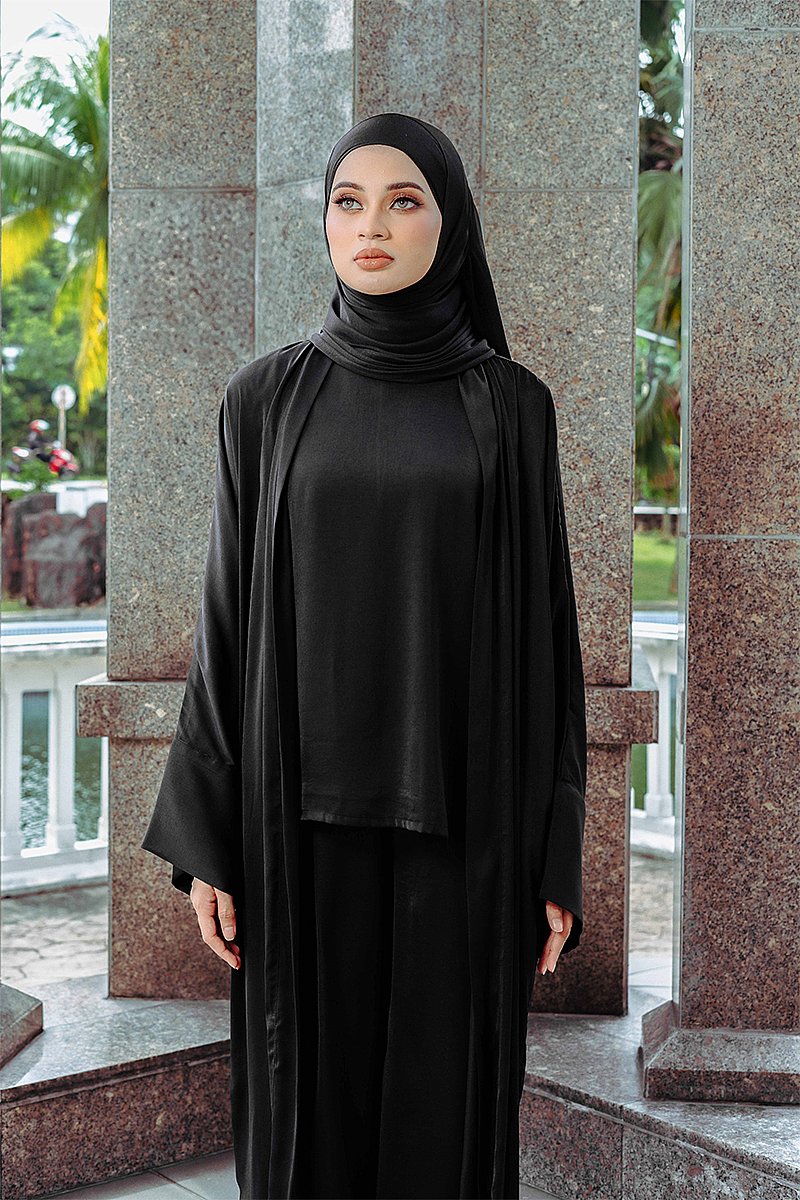 TAMARA IN PURE BLACK