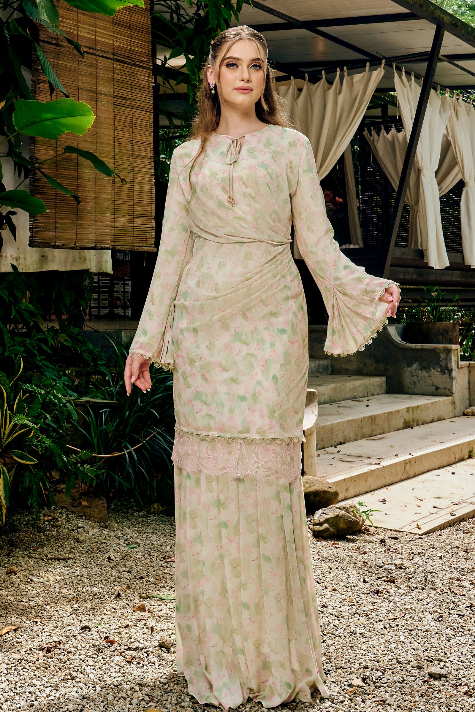 ELLERA IN STRAWBERRY MATCHA