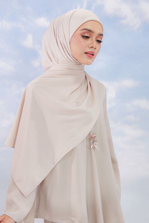 MUTIA SHAWL IN TANAH LIAT