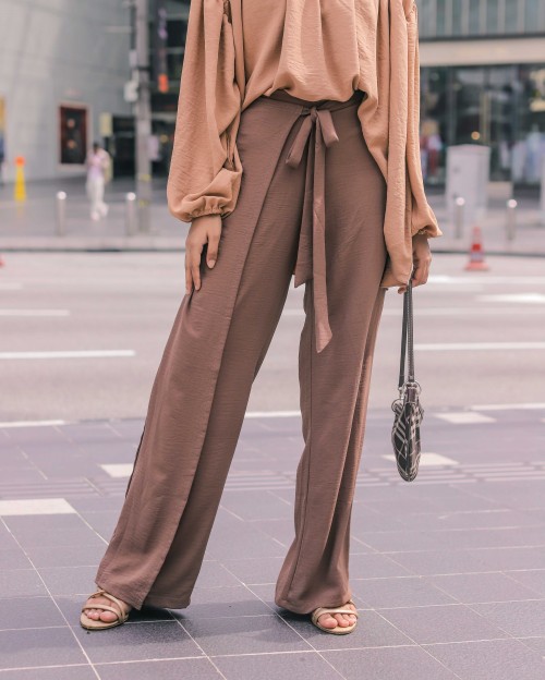 ALEXA PETITE PANTS IN BROWN