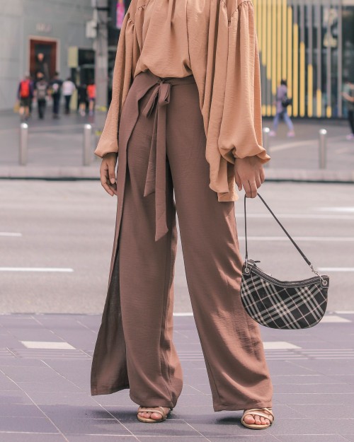 ALEXA PETITE PANTS IN BROWN