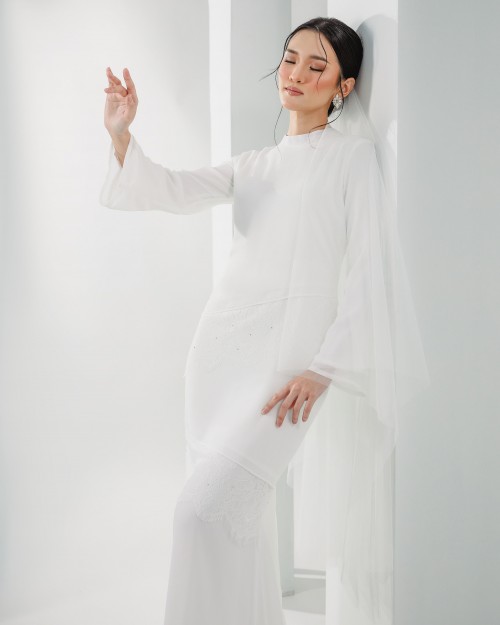 KATE DRESS IN OFF WHITE