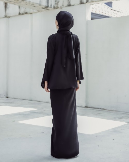 LEESA SET IN ONYX BLACK