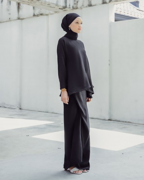 LEESA SET IN ONYX BLACK