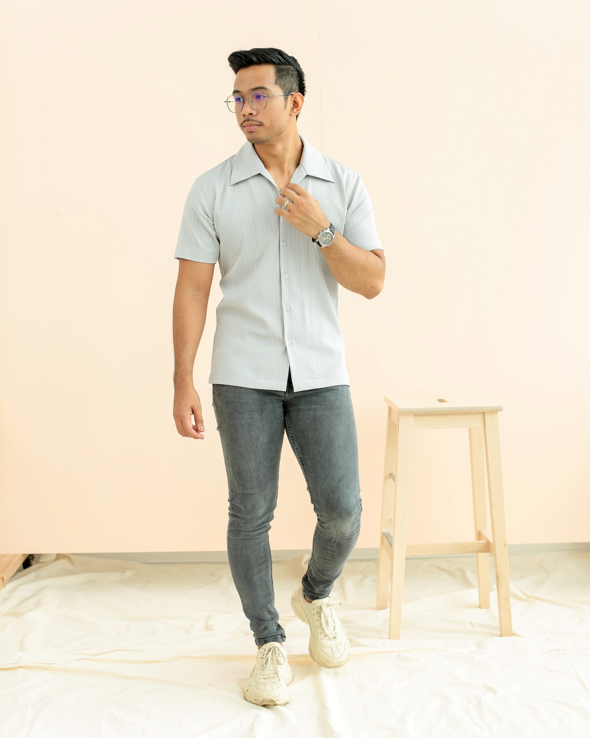 UDA BUTTON SHIRT IN SOFT GREY