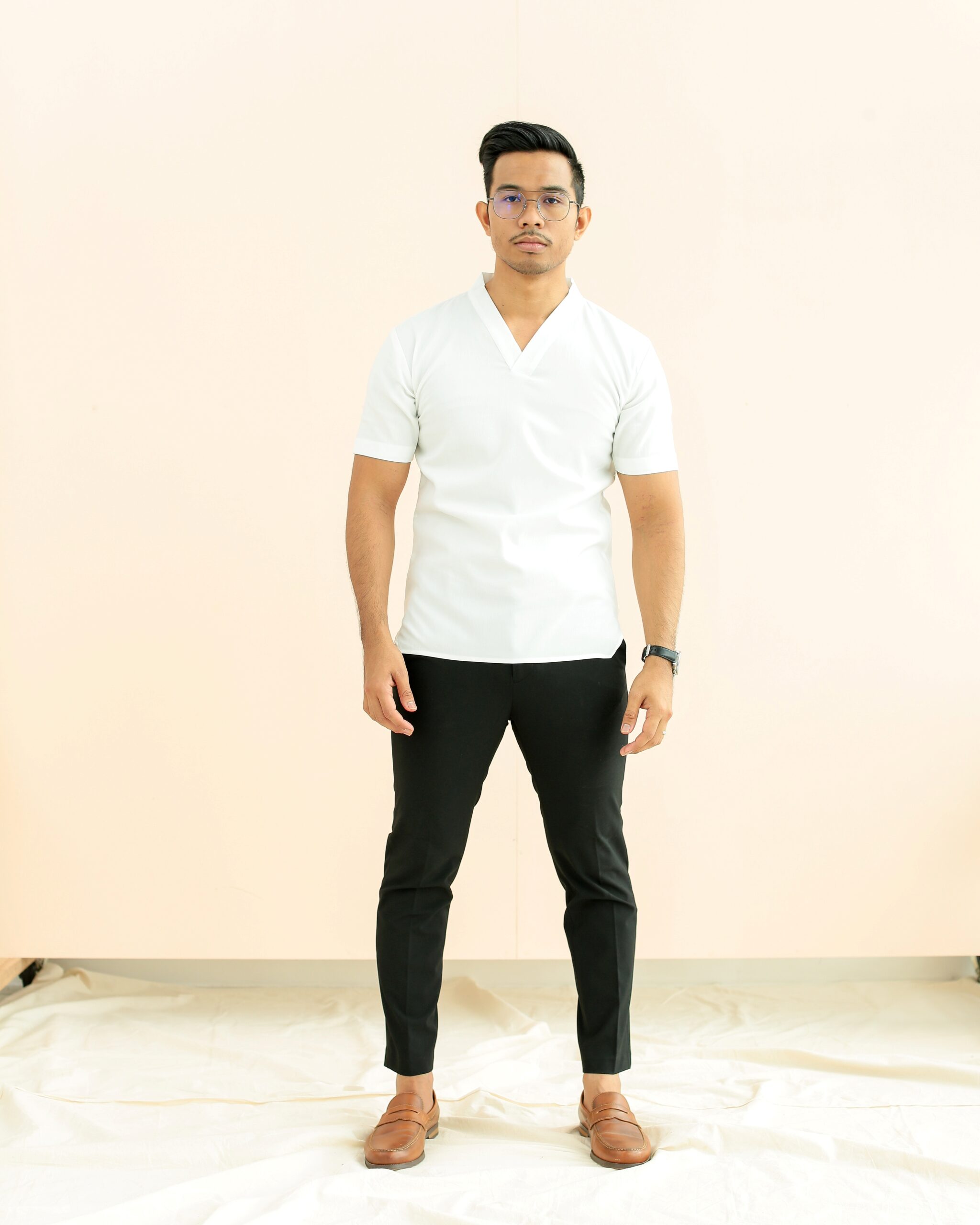 UDA V-NECK IN WHITE