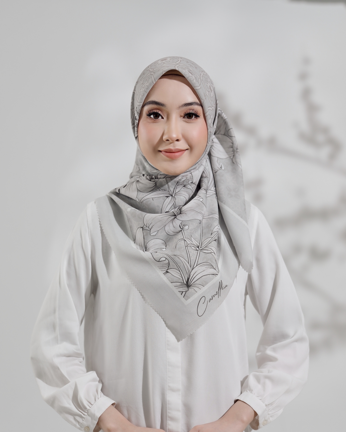 LILY SQUARE IN LADY GREY